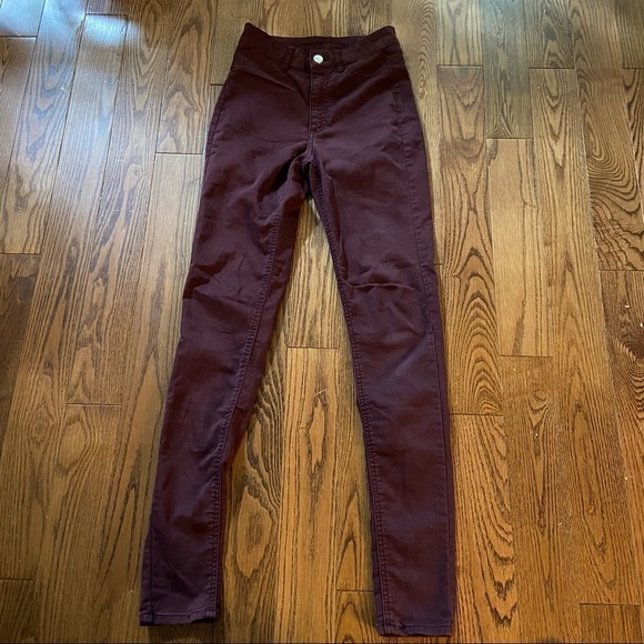 🛍️3/$30 H&M divided high waisted burgundy jeans  in size 4 - Picture 2 of 8